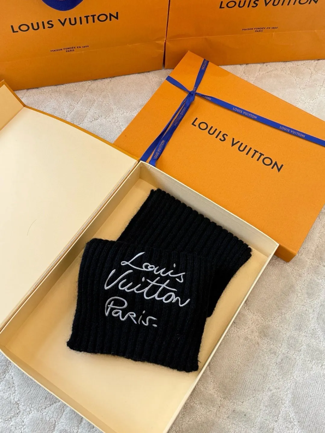 LOUIS VUITTON autumn and winter ski series scarf ●Original version: 5450 purchase and development ●Item number: 1682012-B05 ●Fabric: wool blended fabric ●Technology: knitted production ●Color: black/white ●Version: fitted version ●Description: This Louis Vuitton scarf is made of high-count fine cashmere blended material and is woven through 12-needle precision vertical pit strip knitting technology. The texture is uniform and fine, with both softness and drape. The "Louis Vuitton Paris" logo on the front of the scarf is presented using a three-dimensional embroidery process: it is first shaped with embroidery thread of the same color, and then three layers of gradient stitching are added to make the font outline clear and textured, and blend naturally with the knitted fabric. The finished product is steam pre-shrunk and hand-ironed to ensure dimensional stability and fluffy touch. The packaging uses the brand's exclusive gift box. From material selection to detailed craftsmanship, the production standards of the brand's high-end line are continued, taking into account warmth retention and decoration. The overall wiring is straight and delicate, the fabric is comfortable and soft, and the color is consistent without color difference. It can be matched with the same style to create a fashionable look and control various occasions. Customized accessories, complete with three standards, same style for men and women!